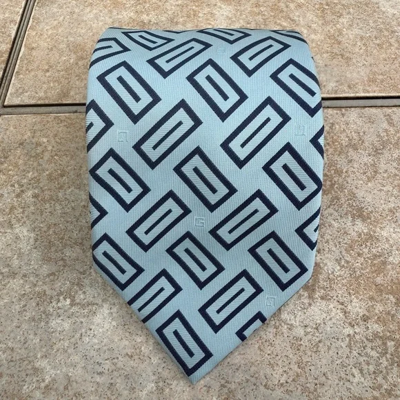 Gucci Silk Stylish Geometric Patterned Tie - Picture 2 of 10